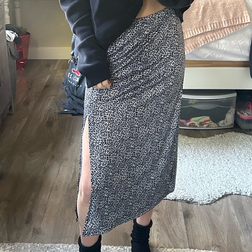 Cheetah black and white print midi-skirt